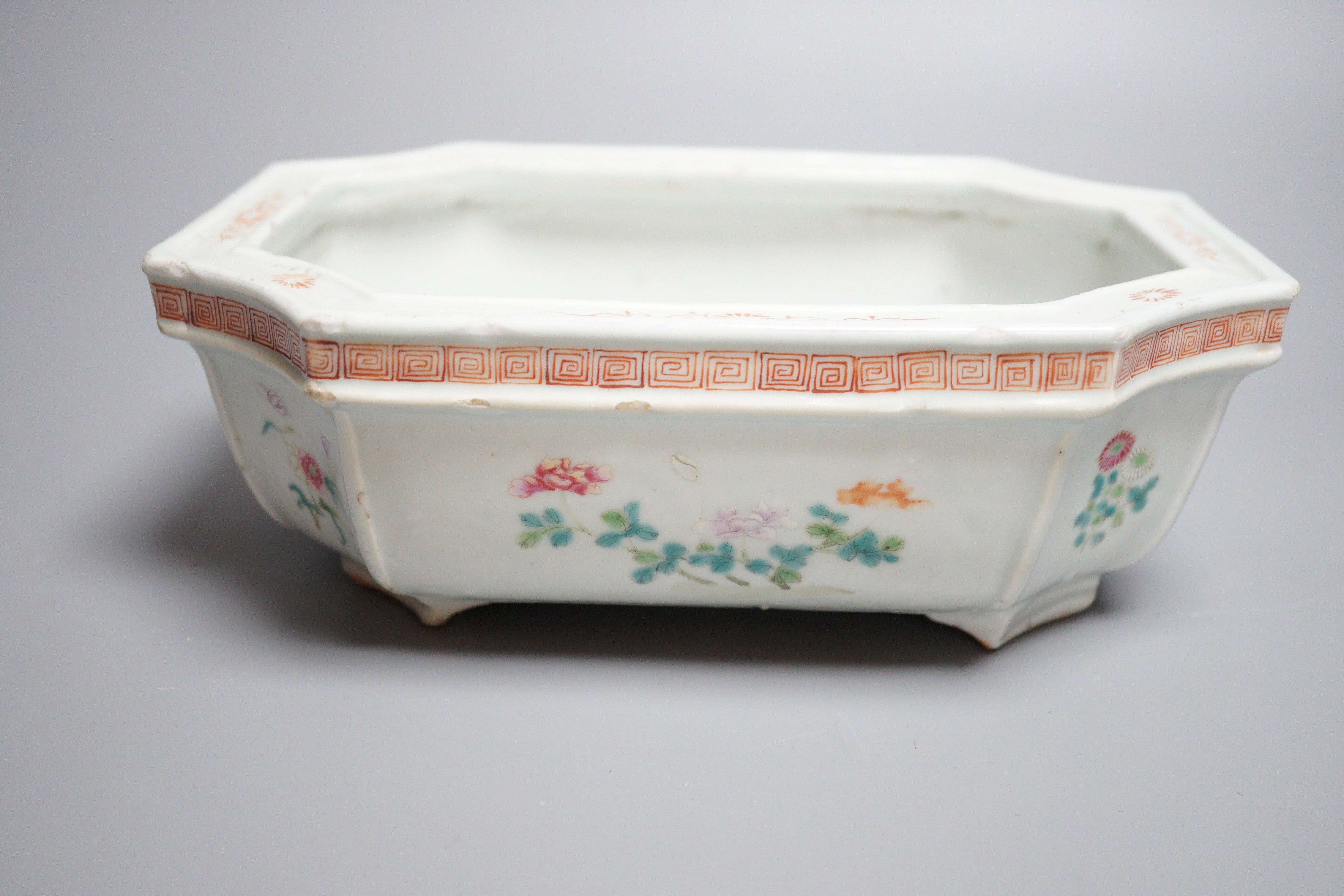 A 19th century Chinese export planter, famille rose enamels, 21.5cm